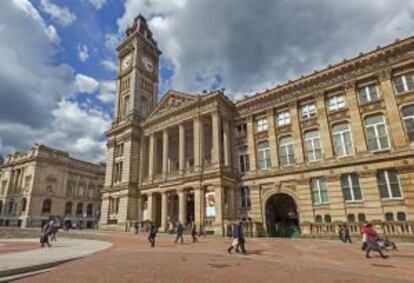 Fachada y torre del relol del City Museum & Art Gallery, en Birmingham.