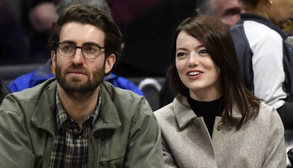 Dave McCary y Emma Stone en un partido de baloncesto, en enero en Los Ángeles (California).