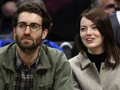 Dave McCary y Emma Stone en un partido de baloncesto, en enero en Los Ángeles (California).