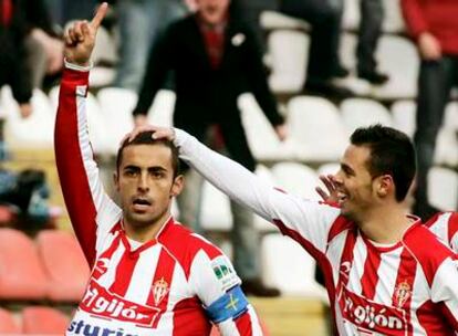 Diego Castro celebra con Carmelo el gol del Sporting.