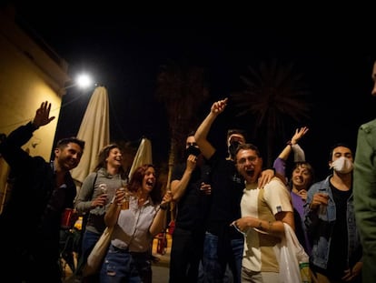 Celebració del final del toc de queda dissabte passat a Barcelona.