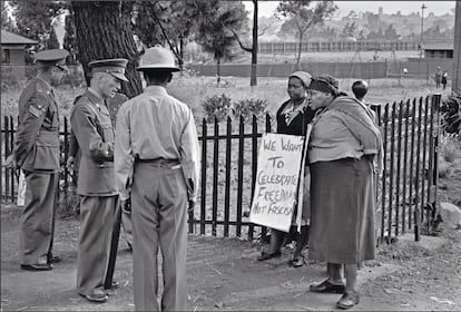 Sudáfrica, 1960. En el Vanderbijlpark, unas mujeres protestan contra las brutales políticas de ‘apartheid’ para la segregación racial que el Gobierno sudafricano comenzó a aplicar a mediados de los cincuenta del pasado siglo. La represión duró más de cuatro decenios, en los que uno de los más grandes líderes mundiales del siglo XX, Nelson Mandela, se convirtió en emblema de la lucha contra la injusticia.