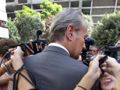 Alberto Fabra, presidente de la Generalitat valenciana, atiende a la prensa.