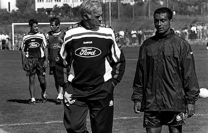 Luis Aragonés, junto a Romario, en la histórica discusión con el delantero brasileño tras un entrenamiento en el Valencia en 1996. "Míreme a los ojitos", le reclamaba El Sabio.