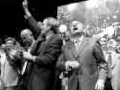 B33244 (10.3.2000)-color- Xavier Trias y Jordi Pujol en el mitin final de Bcn en la campaña elecciones 2000 de C i U en el Palau Blaugrana Foto de Marcel·lí Sáenz