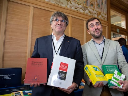 Carles Puigdemont y Toni Comín presentan diccionario catalán en la Casa de Europa.Photo Delmi Álvarez