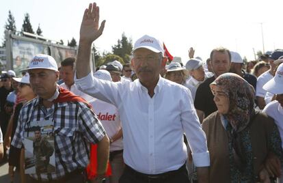 El l&iacute;der opositor del partido socialdem&oacute;crata y laico turco CHP, Kemal Kili&ccedil;daroglu, durante la Marcha de la Justicia.