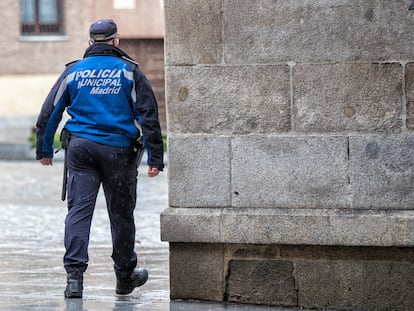 Un agente de la policía municipal de Madrid, este jueves.