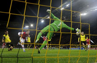 El gol de Ramsey, visto desde el fondo de la portería de Weidenfeller.