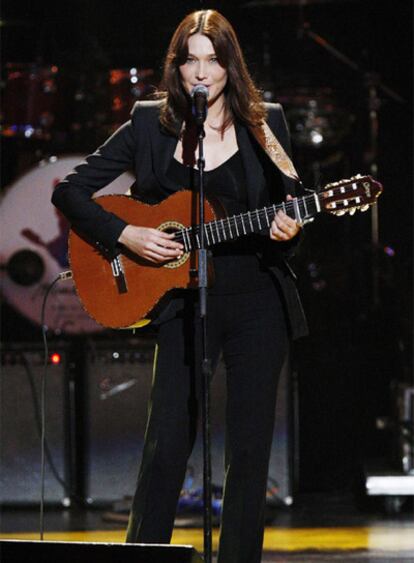 Carla Bruni durante su actuación en el homenaje a Nelson Mandela en el Radio City Music Hall de Nueva York