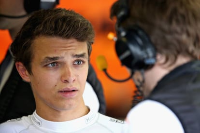 Lando Norris habla con un ingeniero durante el pasado Gran Premio de Monza.