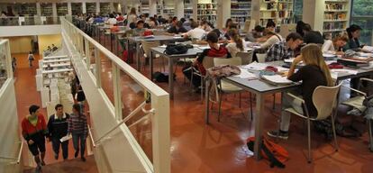 Estudiantes en la biblioteca pública Infanta Elena de Sevilla.
