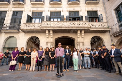 Concentración frente al edificio del Ayuntamiento de Girona en repulsa por el asesinato machista de una vecina.