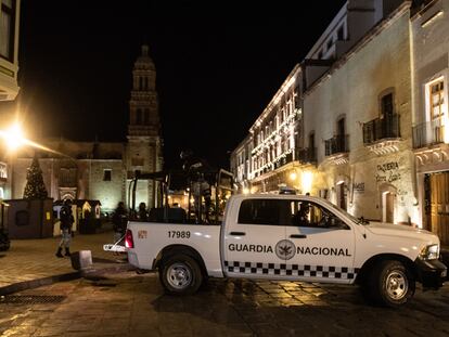Elementos de la Guardia Nacional custodian las inmediaciones de Palacio de Gobierno de Zacatecas.