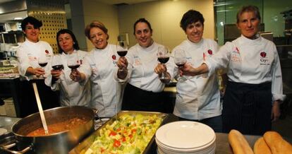De izquierda a derecha, Aizpea Oihaneder, Fina Puigdevall, Susi Díaz, Beatriz Sotelo, Macarena de Castro y Yolanda León.