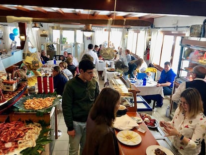 PERSPECTIVA DE UNO DE LOS COMEDORES DEL RESTAURANTE VENEZUELA CON ABUNDANTES MUESTRAS DE MARISCOS Y SALAZONES A LA VISTA / CAPEL 