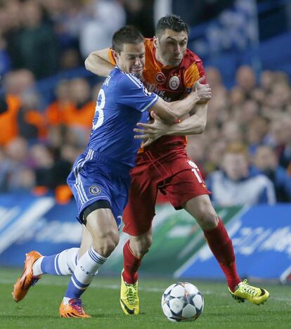 Cesar Azpilicueta y Burak Yilmaz durante el partido. 