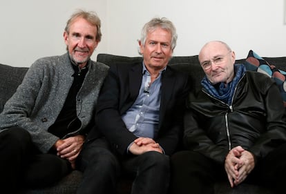 Phil Collins (derecha), con sus compañeros de Genesis Mike Rutherford (izquierda) y Tony Banks (centro) en marzo de 2020.