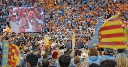 Mariano Rajoy, durante su intervención en la plaza de toros de Valencia en un mitin de la campaña de las autonómicas de 2007.