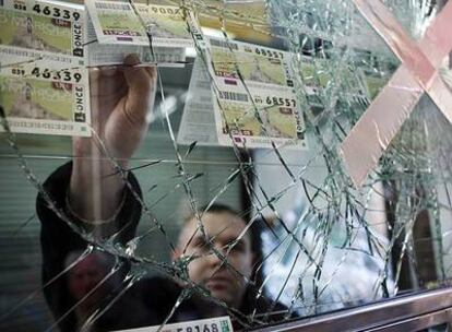 Una administración de lotería destrozada por los grupos antisistema en la violenta protesta del pasado miércoles en el centro.