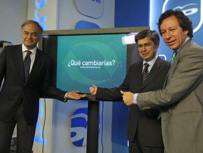 González Pons, Tomé y Floriano, durante la presentación de una página web.