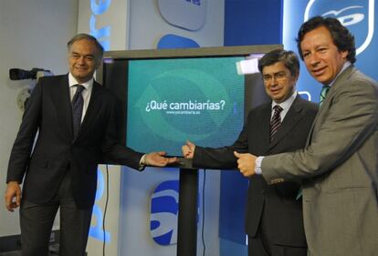 González Pons, Tomé y Floriano, durante la presentación de una página web.