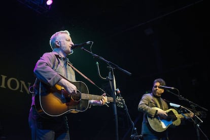 Billy Bragg, a la izquierda, toca con Jon Henry en Glasgow el pasado 26 de enero.