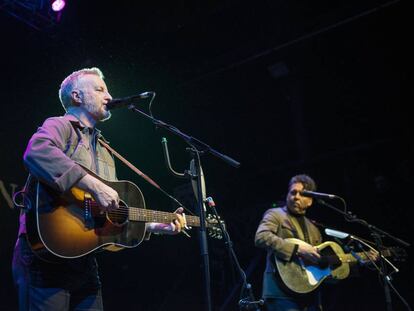 Billy Bragg, a la izquierda, toca con Jon Henry en Glasgow el pasado 26 de enero.