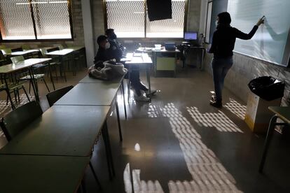 Una profesora con dos alumnos en un instituto de Barcelona.