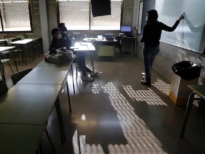 Una profesora con dos alumnos en un instituto de Barcelona.