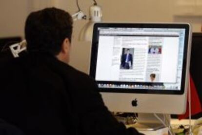 Un periodista de Mediapart observa un ordenador personal