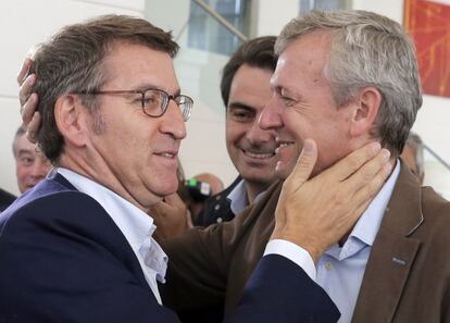 El presidente de la Xunta de Galicia, Alberto Núñez Feijóo, recibe la felicitación del vicepresidente, Alfonso Rueda