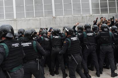 Agentes policiais e cidadãos em Girona.