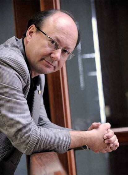 Javier Otaola, en el hall de su despacho de síndico de Vitoria.