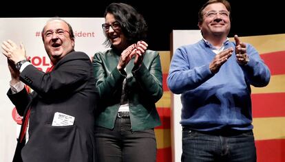 Miquel Iceta (izquierda) baila en el mitin de ayer junto con el presidente extreme&ntilde;o, Guillermo Fern&aacute;ndez Vara, y Eva Granados.