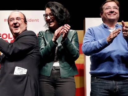 Miquel Iceta (izquierda) baila en el mitin de ayer junto con el presidente extremeño, Guillermo Fernández Vara, y Eva Granados.