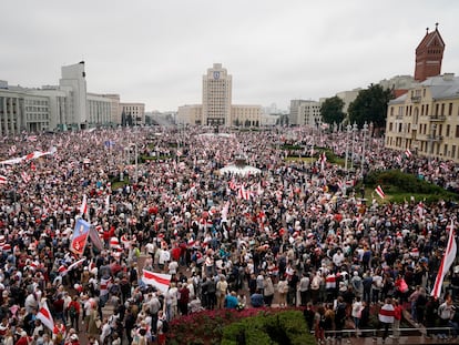 Na imagem, milhares de manifestantes na praça da Independência em Minsk, no domingo.