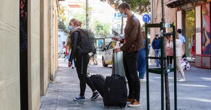 Ambiente en el centro de Madrid, donde se aplican restricciones de movilidad desde el viernes.