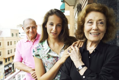 Los actores Emilio y Julia Gutiérrez Caba con su sobrina nieta Irene Escolar, también actriz, en el centro, en el año 2012.