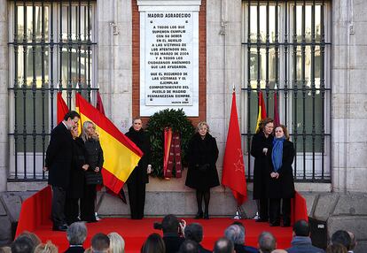 Cristina Cifuentes y Manuela Carmena tras depositar juntas una corona de laurel en la placa que, en la sede de la Puerta del Sol, recuerda a los fallecidos, los heridos y a quienes les socorrieron aquel 11 de marzo de 2004, en presencia por primera vez de representantes de las cuatro asociaciones de víctimas del terrorismo y del presidente en funciones del Gobierno, Mariano Rajoy.