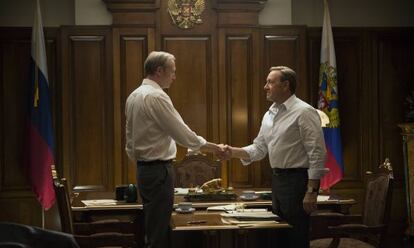 Lars Mikkelsen (à esquerda) e Kevin Spacey, em cena da terceira temporada de House of Cards.