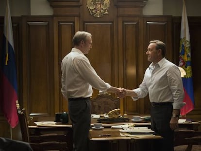 Lars Mikkelsen (esquerra) i Kevin Spacey, en una imatge de la tercera temporada de 'House of Cards'.