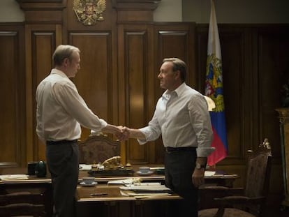 Lars Mikkelsen (izquierda) y Kevin Spacey, en una imagen de la tercera temporada de &#039;House of Cards&#039;.