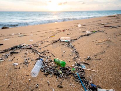 Restos de plástico no reutilizable en una playa.