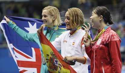 Mireia Belmonte, escoltada por la australiana Madeline Groves (izquierda), plata, y por la japonesa Natsumi Hoshi, bronce.