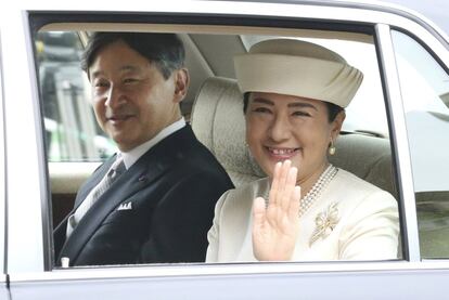 El nuevo emperador de Japón, Naruhito, y la emperatriz Massako se dirigen al Palacio Imperial para saludar al emperador emérito, Akihito, y la emperatriz emérita Michiko en Tokio (Japón), el 1 de mayo de 2019. Naruhito sucedió al Trono del Crisantemo este miércoles después de que su padre Akihito abdicara el martes.