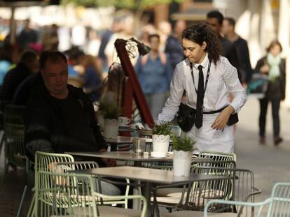 Una camarera, en Barcelona. La hosteler&iacute;a paga los sueldos m&aacute;s bajos. 
