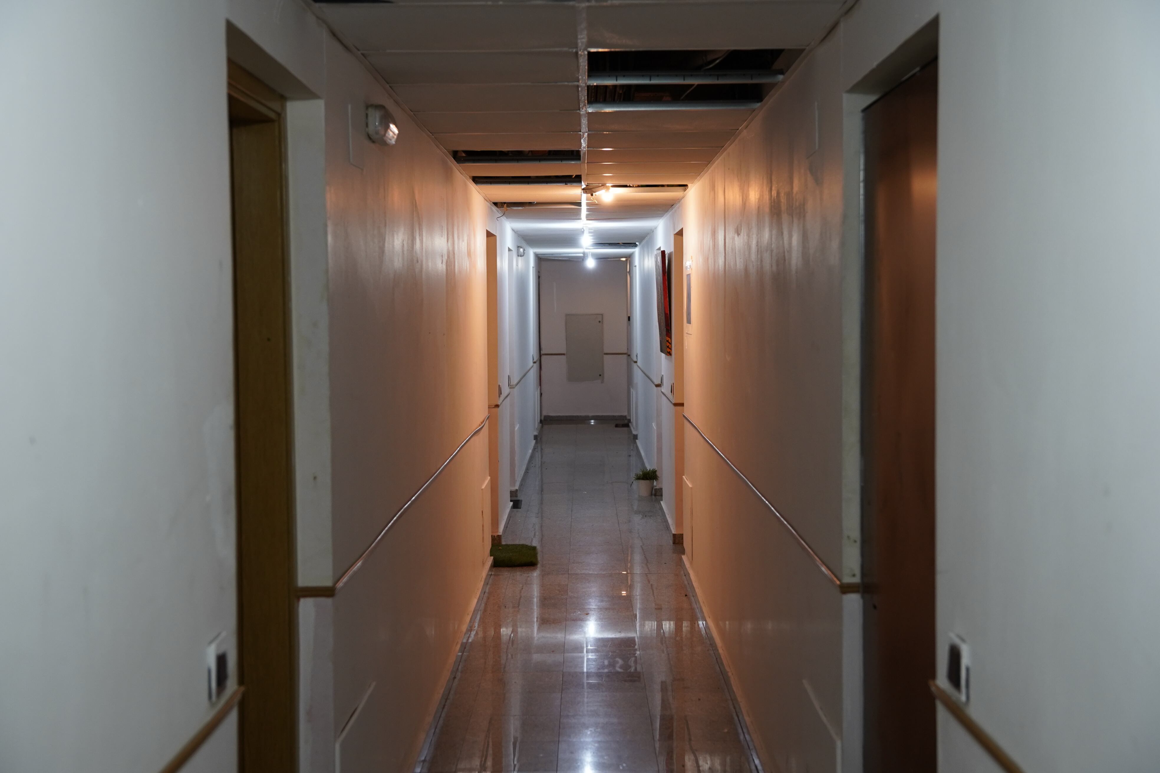 Uno de los pasillos del edificio okupado en Collado Villalba.