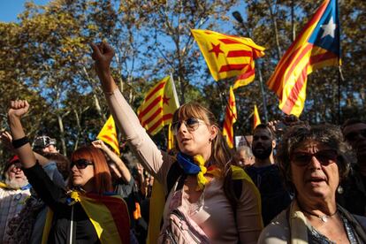 Ambiente independentista en el exterior del Parlament de Cataluña, en Barcelona.