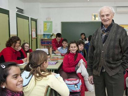 José Castaño, en el colegio público de Murcia que lleva su nombre, y en el que sigue trabajando con 92 años.